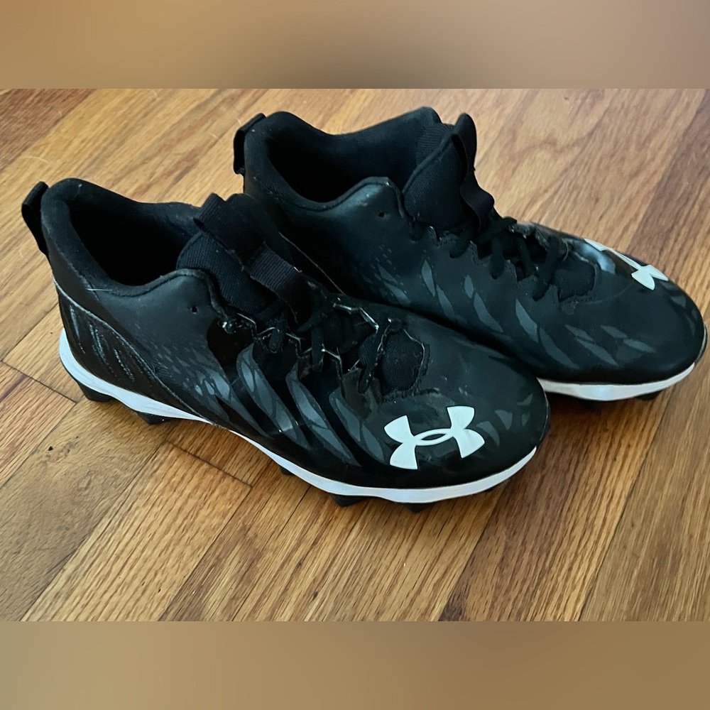 Under Armour Boys SZ 6Y  Footballs Cleats